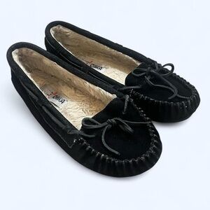 Minnetonka Size 7 Black Leather Suede Moccasin Slippers with Sherpa Fur Lining